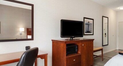 Hampton Inn by Hilton Colchester Room Type - ONE FAMILY ROOM SUITE
