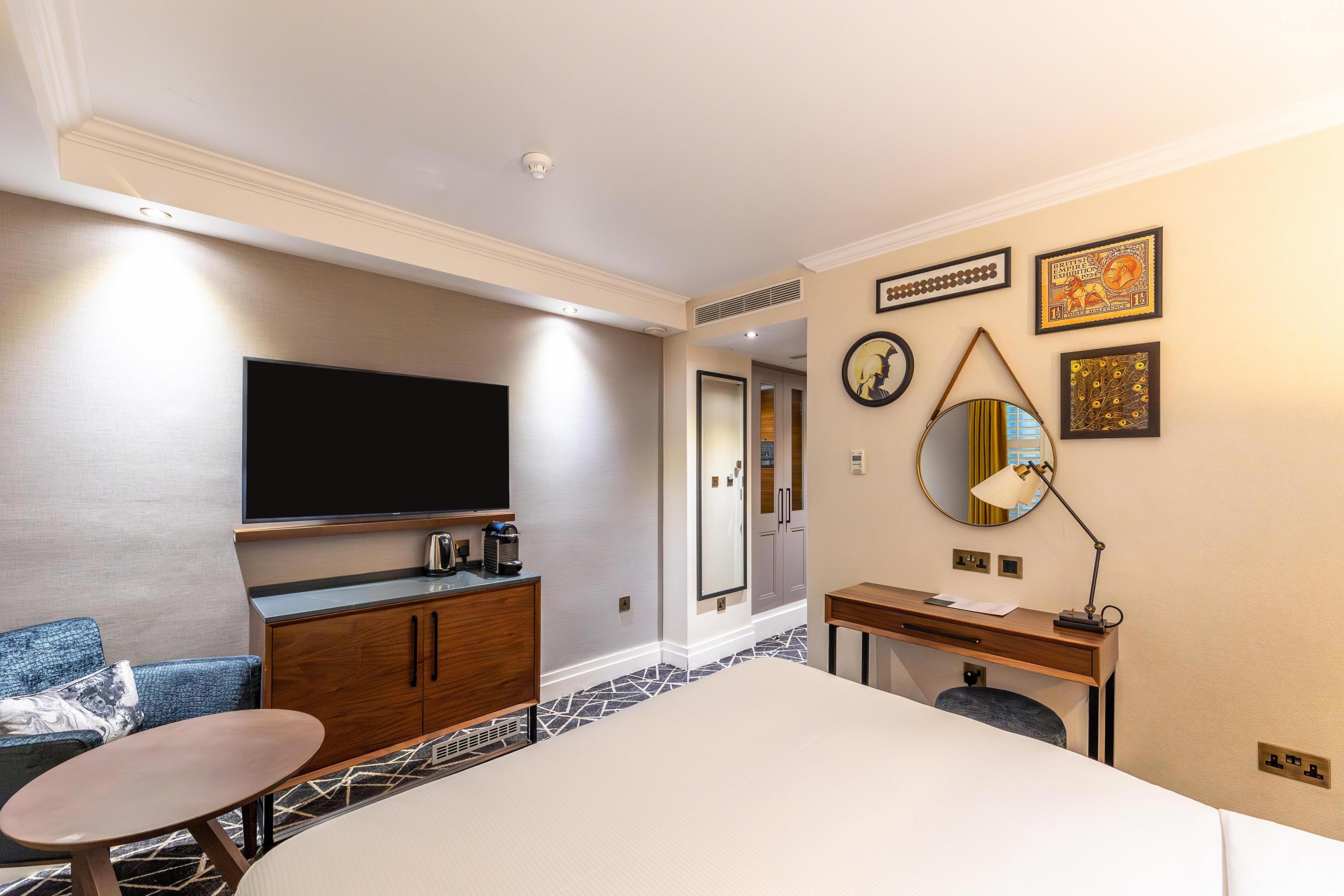 100 Queens Gate Hotel London, Curio Collection by Hilton - Tap to explore photos
