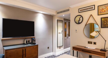 100 Queens Gate Hotel London, Curio Collection by Hilton Room Type - COSY ATRIUM