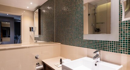 100 Queens Gate Hotel London, Curio Collection by Hilton Room Type - SUPERIOR DOUBLE