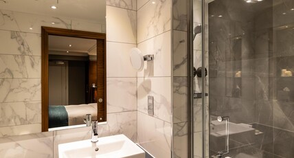 100 Queens Gate Hotel London, Curio Collection by Hilton Room Type - DELUXE ATRIUM QUEEN ROOM