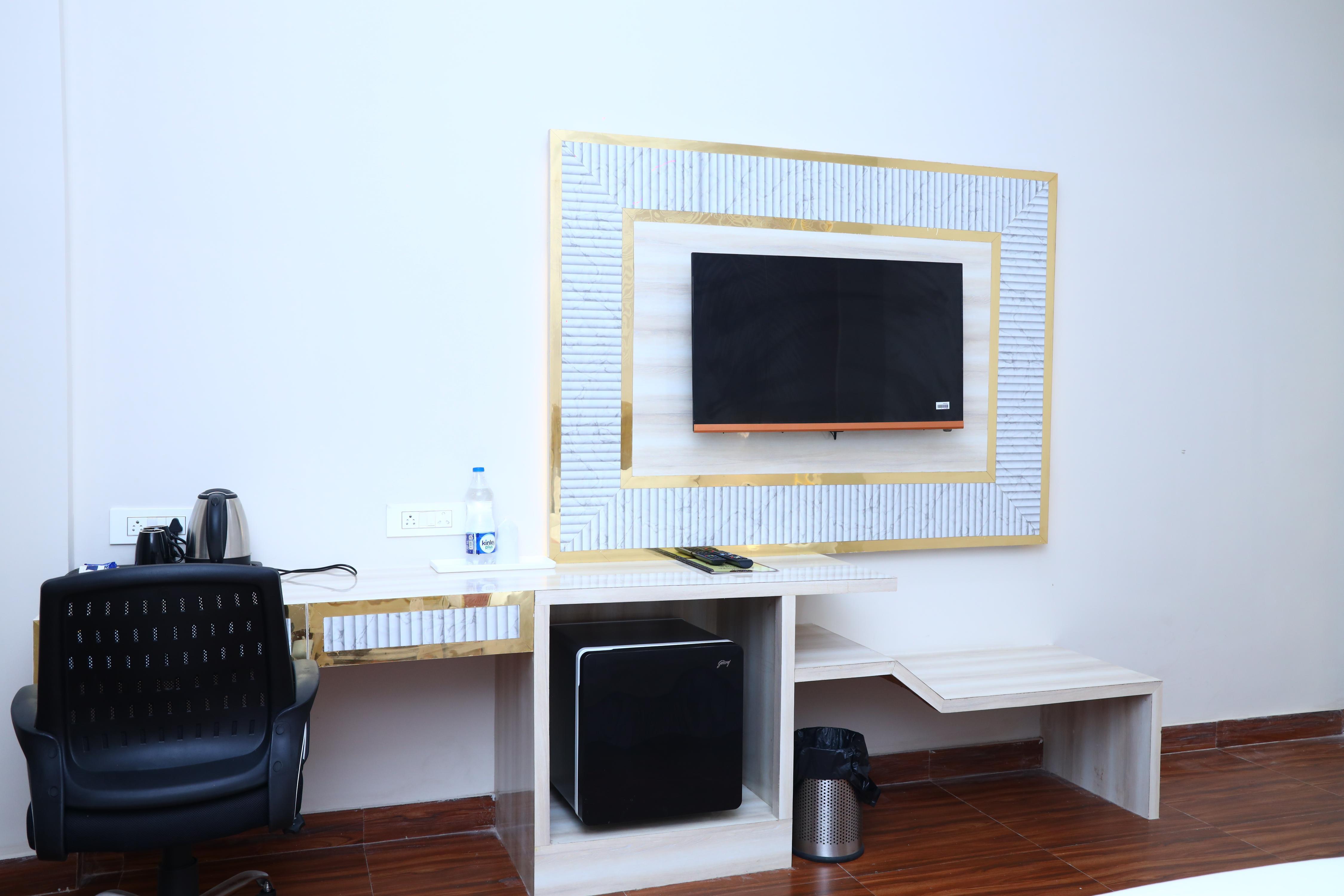 REGAL77 - Tap to explore photos