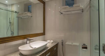 Samann Host Room Type - Executive Suite with Balcony with Free Return Airport Transfer