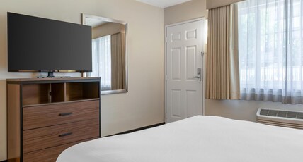 Best Western Town House Lodge Room Type - Accessible - 1 Queen, Mobility Accessible, Roll In Shower, Non-Smoking, Full Breakfast Best Western Town House Lodge Room Type - Accessible - 1 Queen, Mobility Accessible, Roll In Shower, Non-Smoking, Full Breakfast