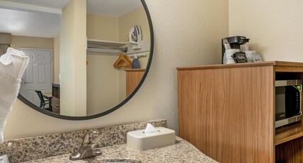 Best Western Town House Lodge Room Type - 1 King Bed, Non-Smoking, Microwave And Refrigerator, Wi-Fi, Full Breakfast Best Western Town House Lodge Room Type - 1 King Bed, Non-Smoking, Microwave And Refrigerator, Wi-Fi, Full Breakfast