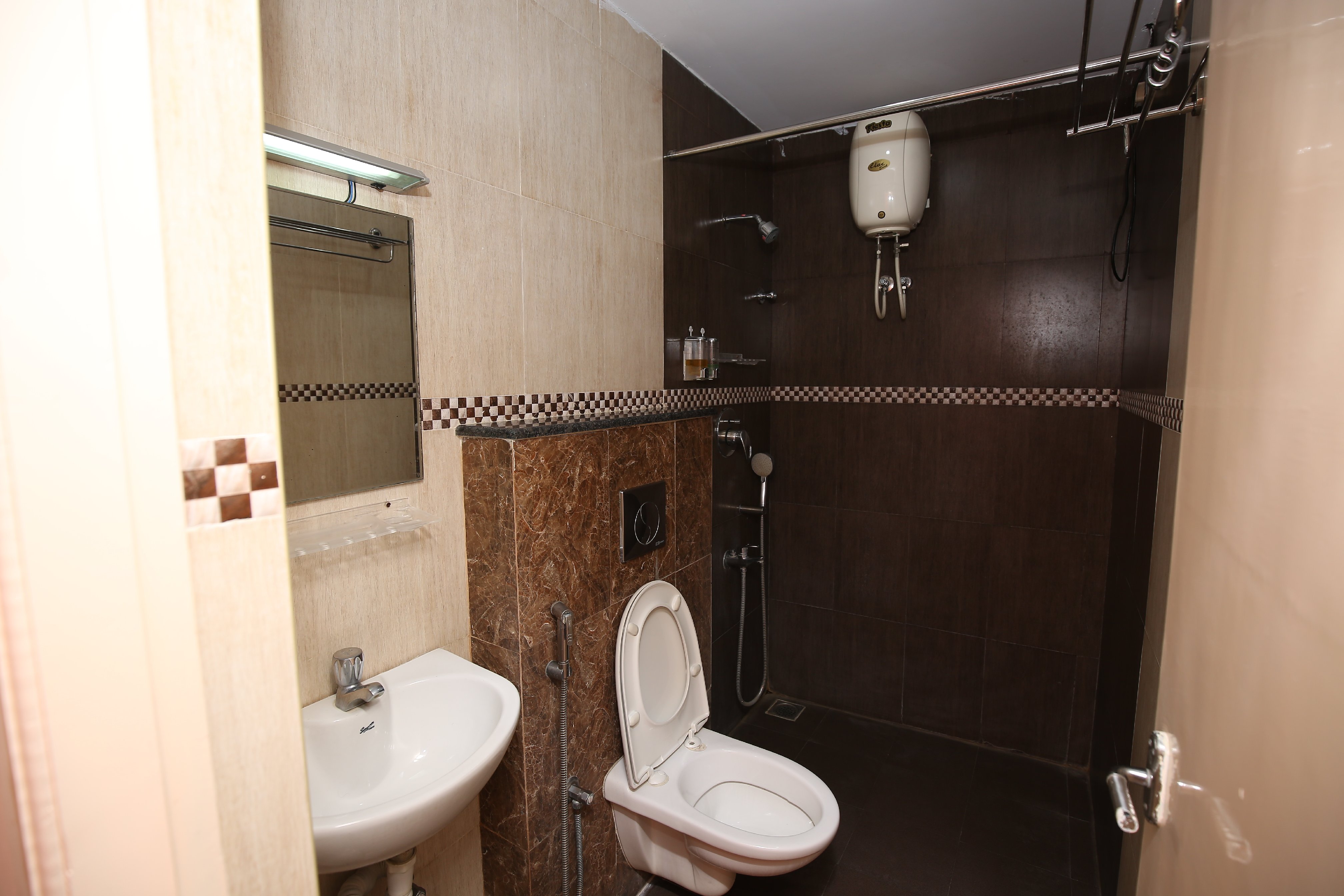 Hotel New Malaysia Inn - Tap to explore photos