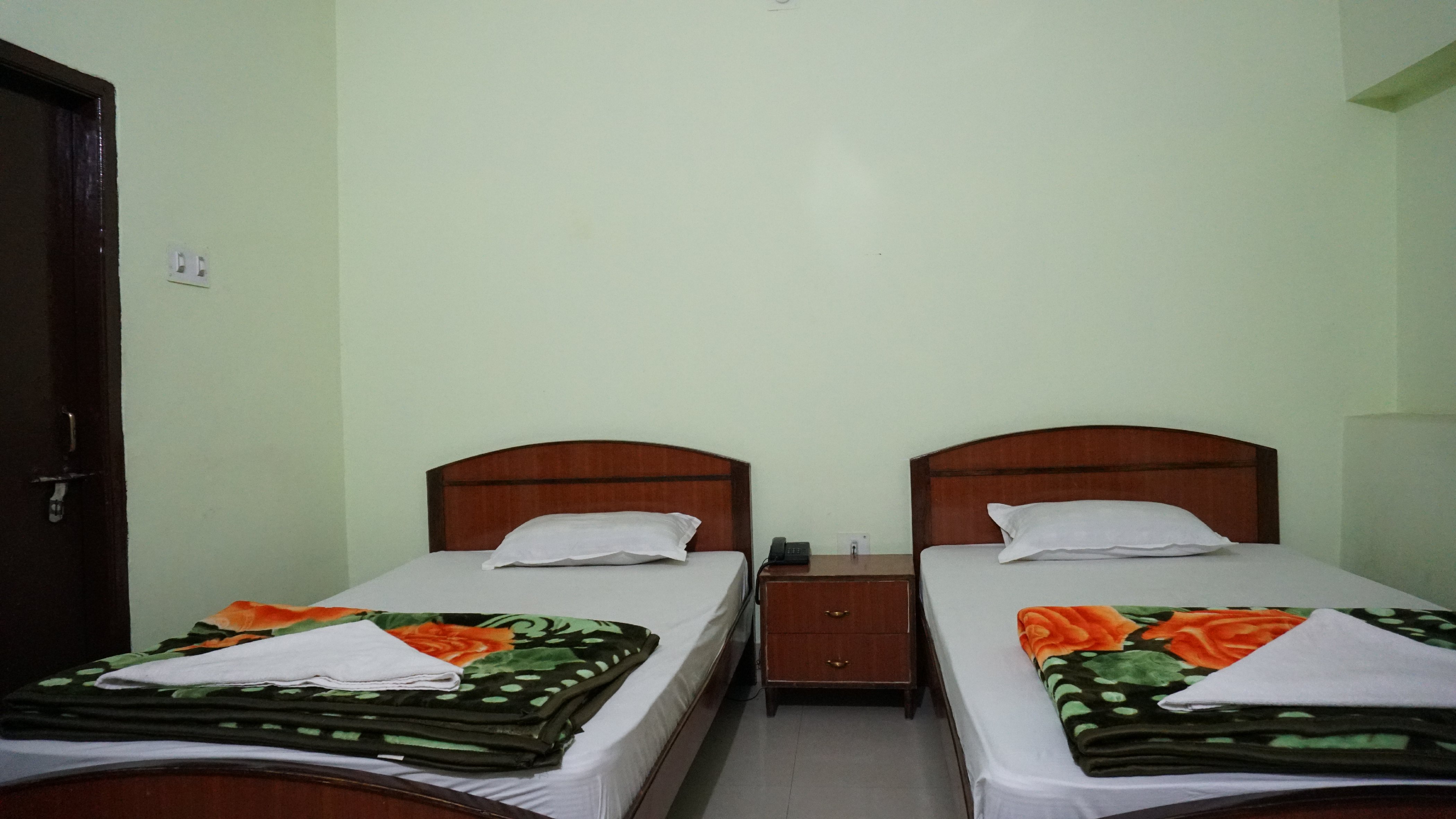 Hotel Diamond Plaza Room Type - NON AC Deluxe