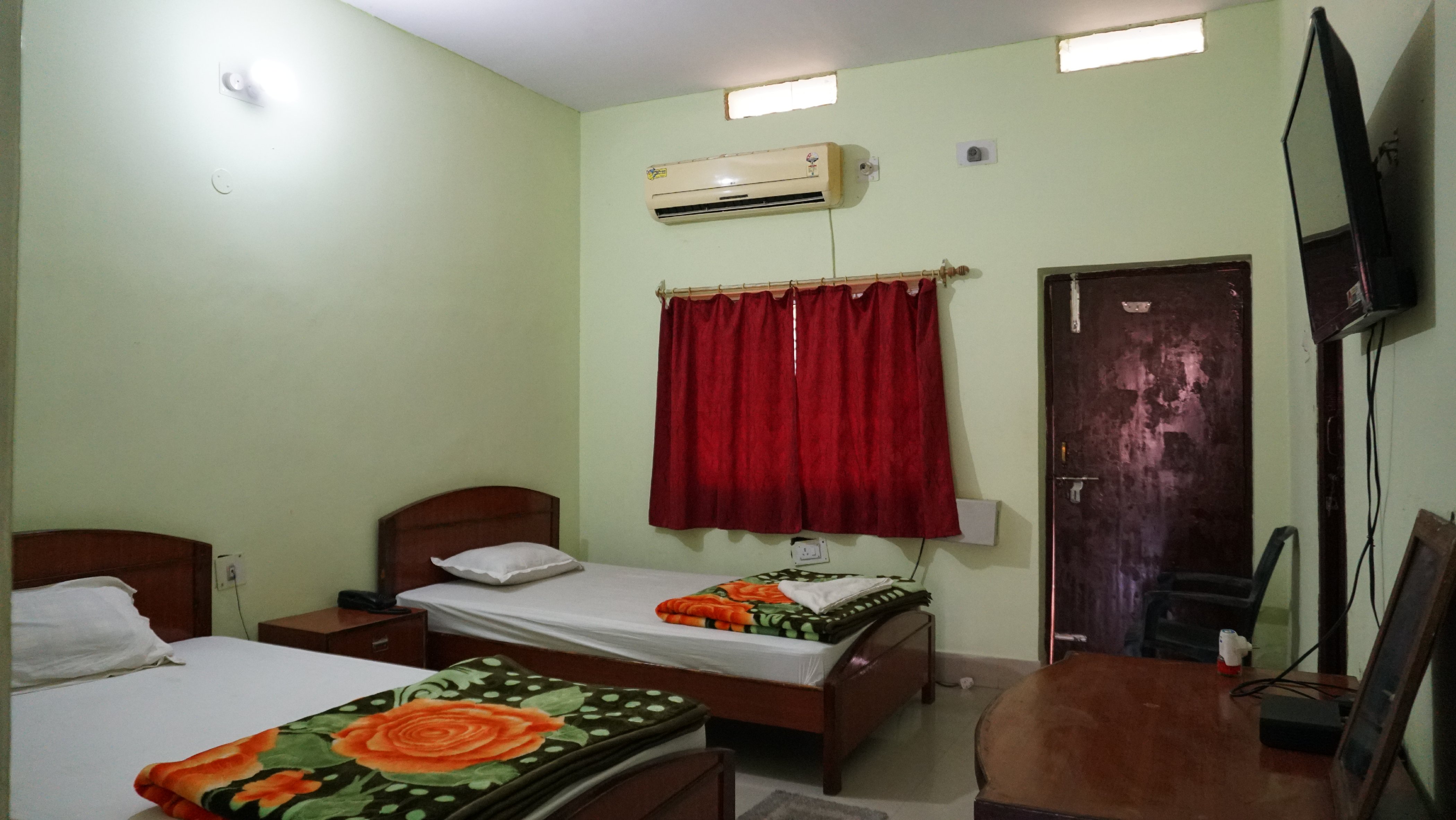 Hotel Diamond Plaza Room Type - DELUXE AC