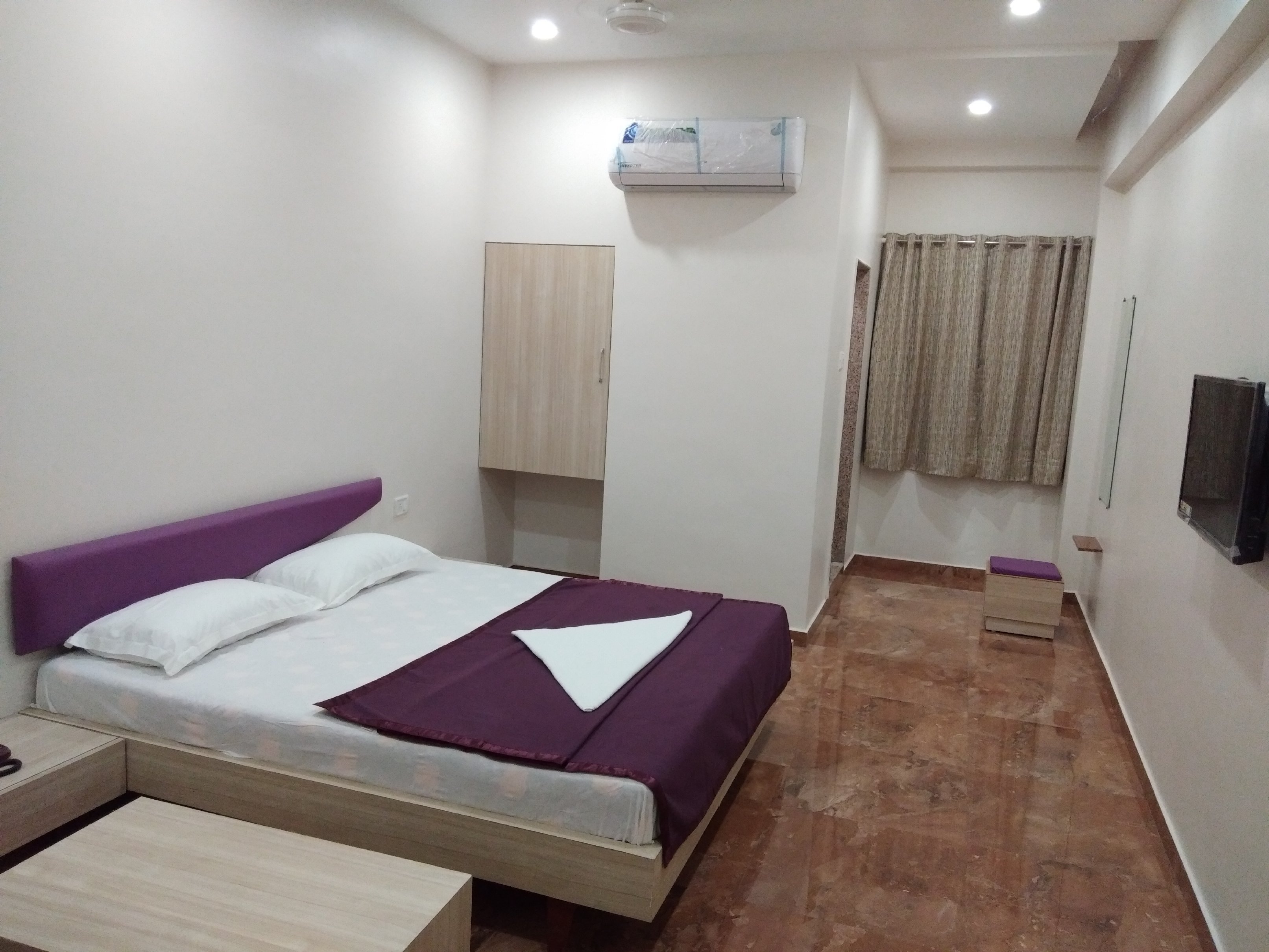 Hotel Krishna sanand Room Type - Deluxe Ac Room