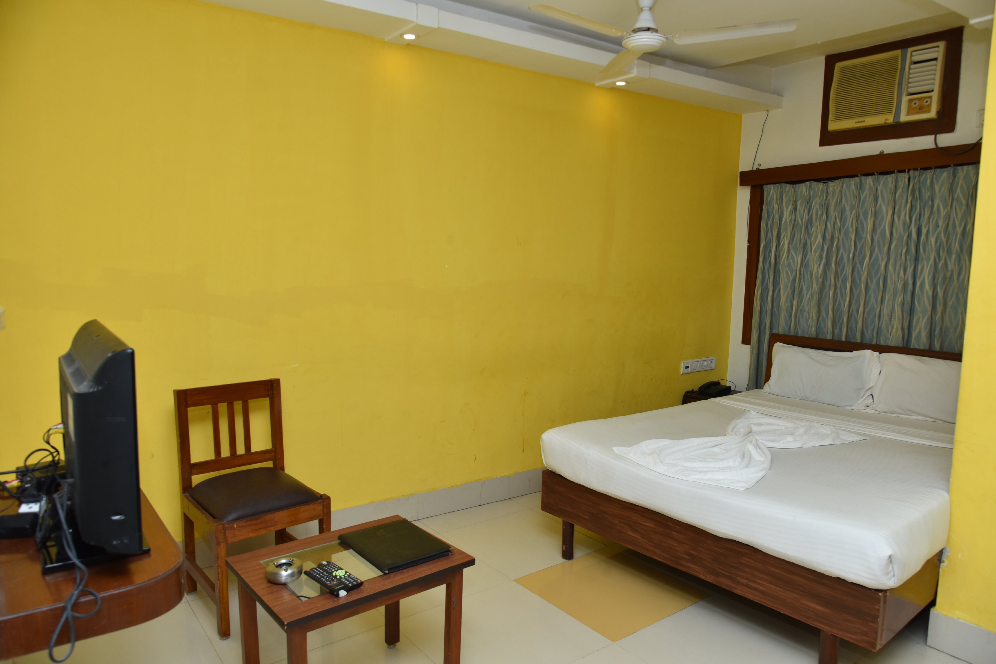 HOTEL DELHI DHABA - Tap to explore photos