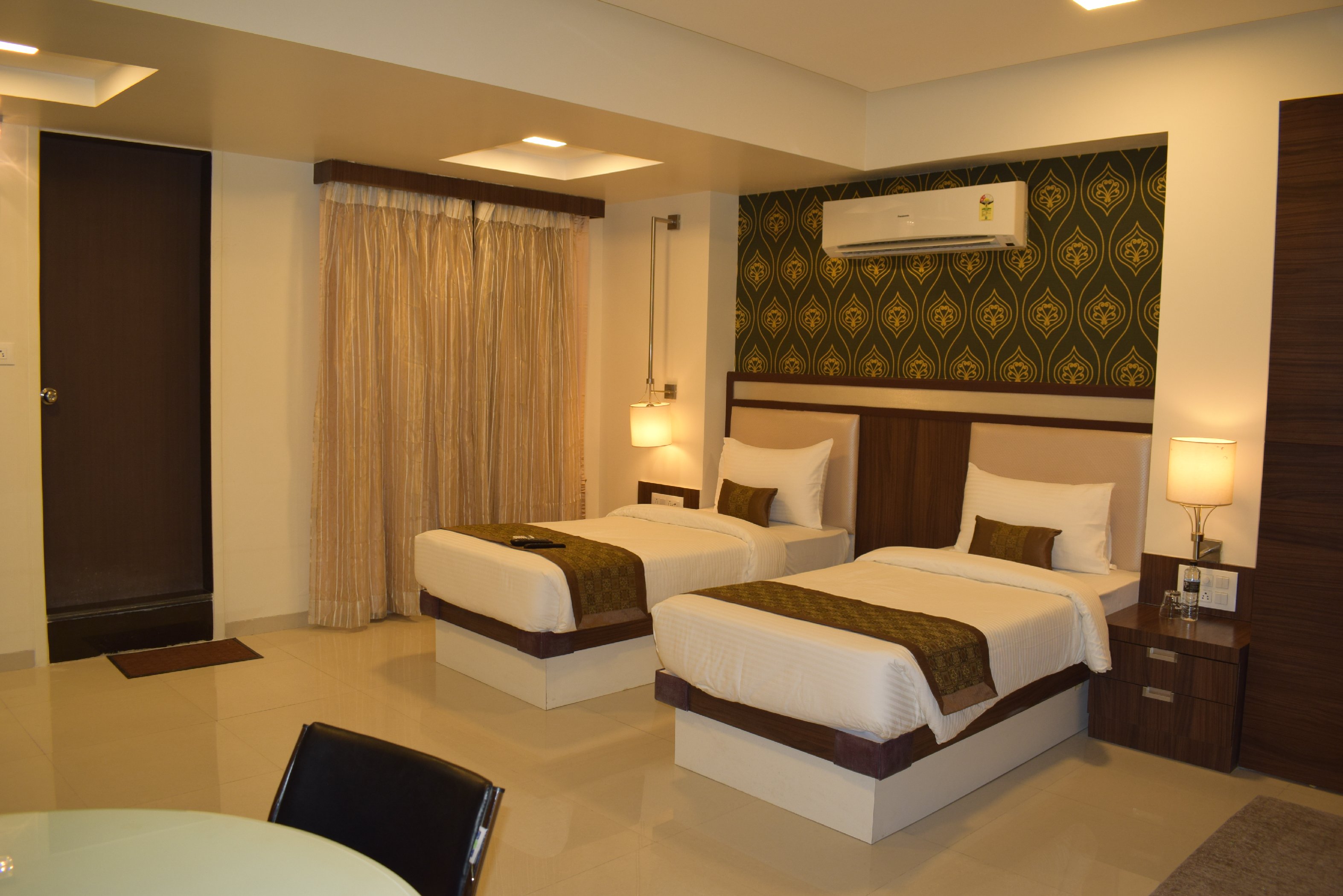 Hotel Seven Sky Room Type - GOLDEN TWIN BED ROOM
