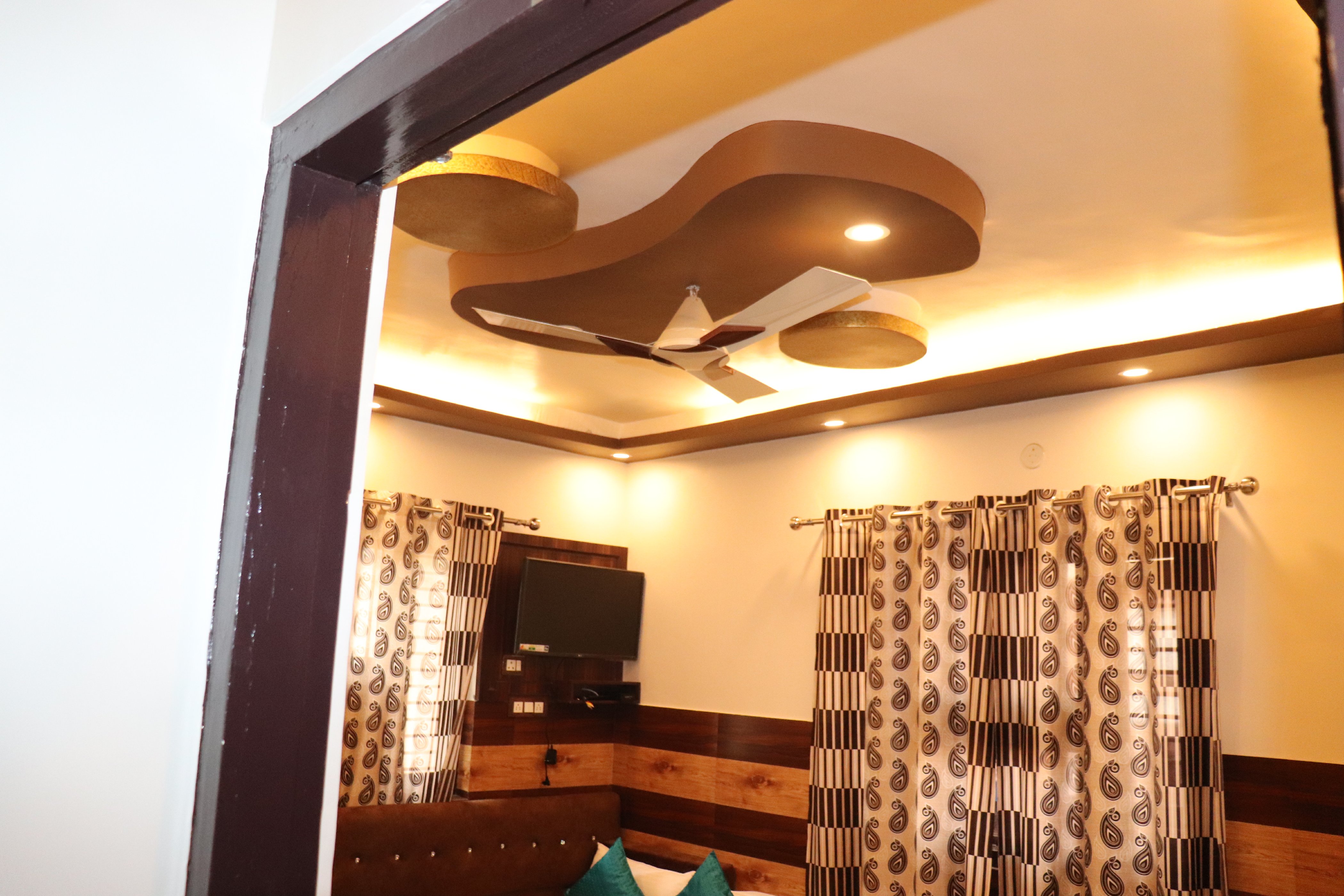 Hotel Famous - Tap to explore photos