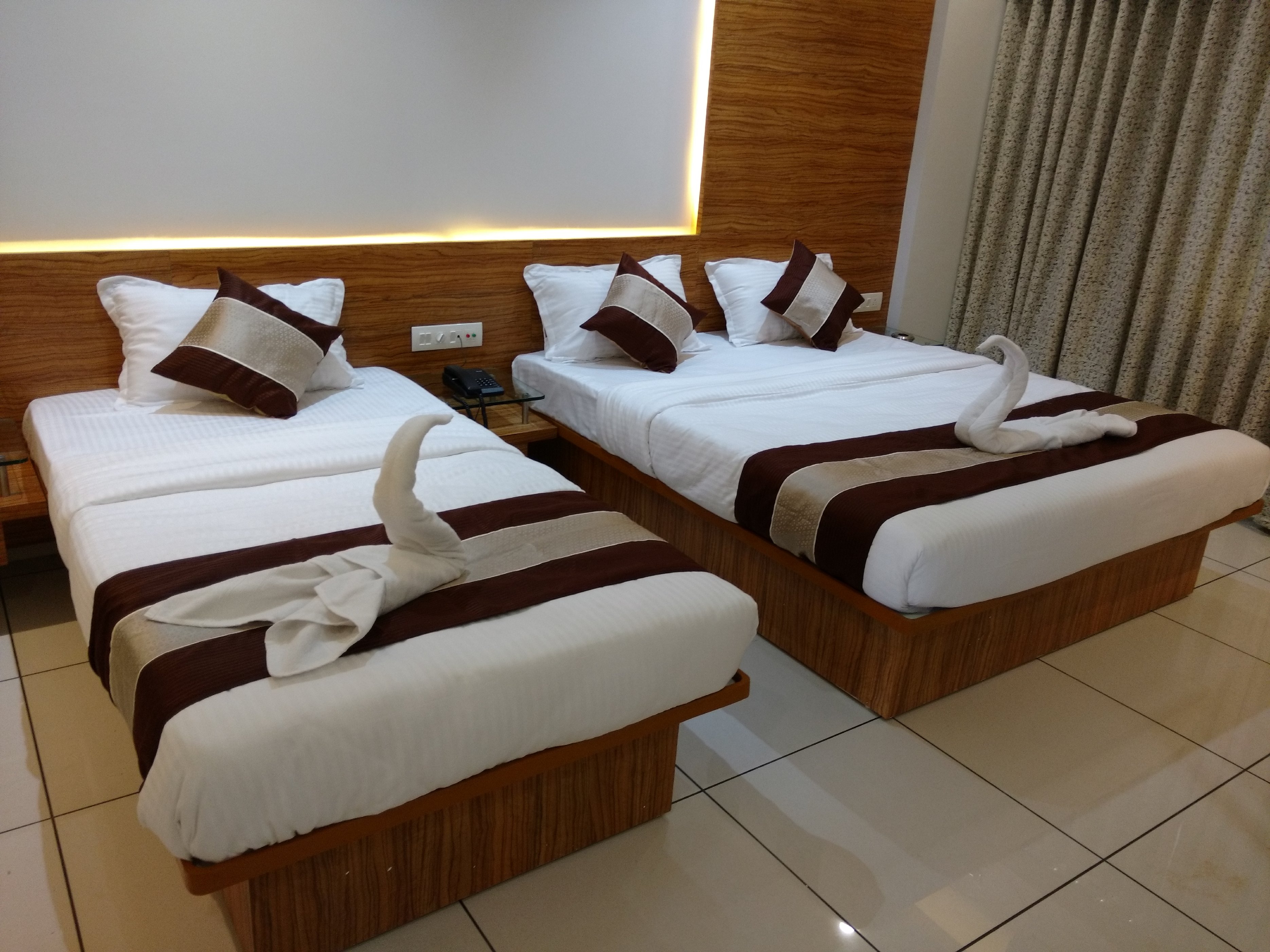 HOTEL DECENT Room Type - EXECUTIVE ROOM