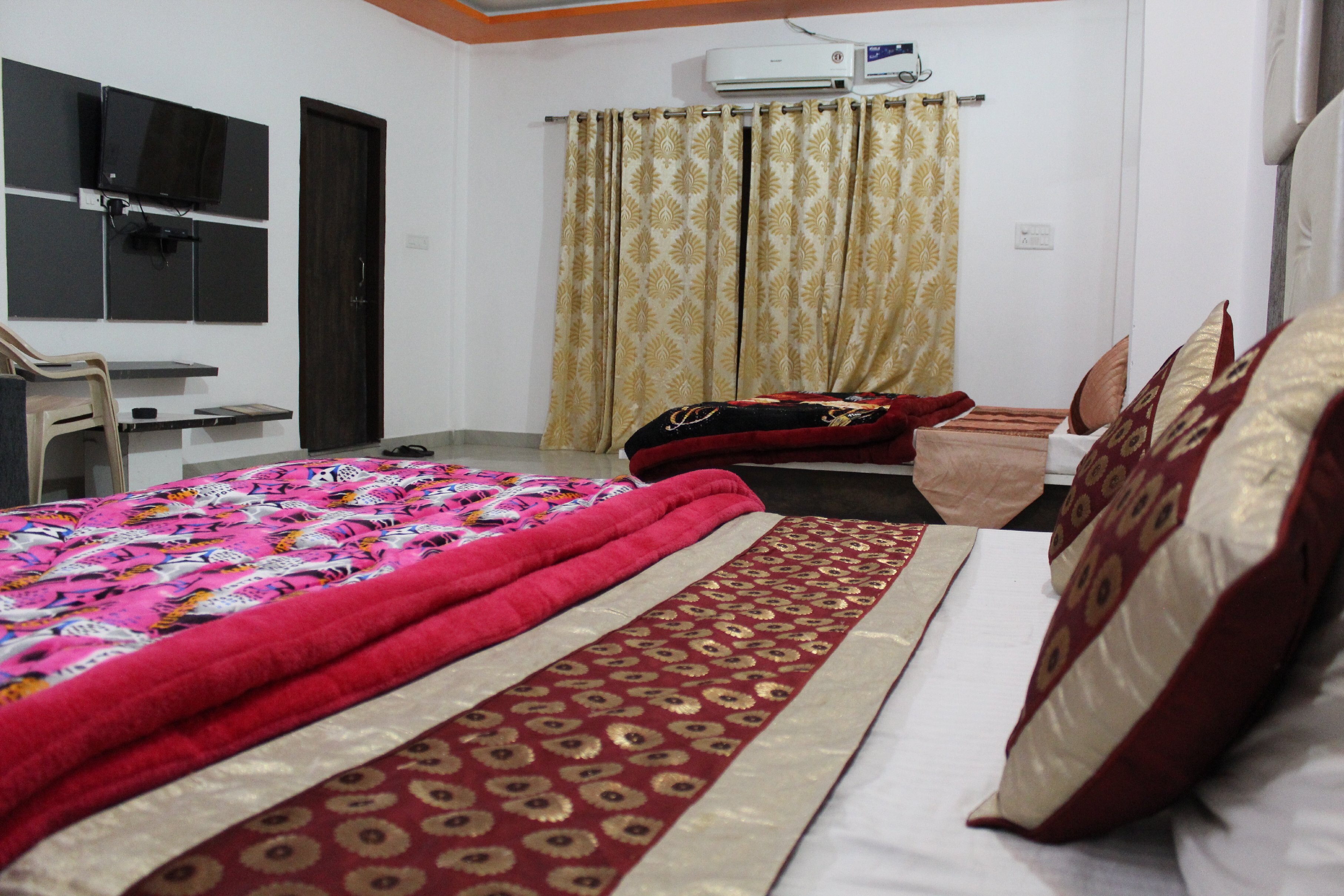 Hotel Shree Ram - Tap to explore photos