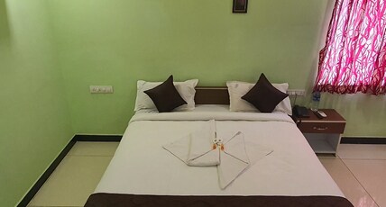 JR Guest Home Hotel (near Codissia) Room Type - Deluxe Double Room AC