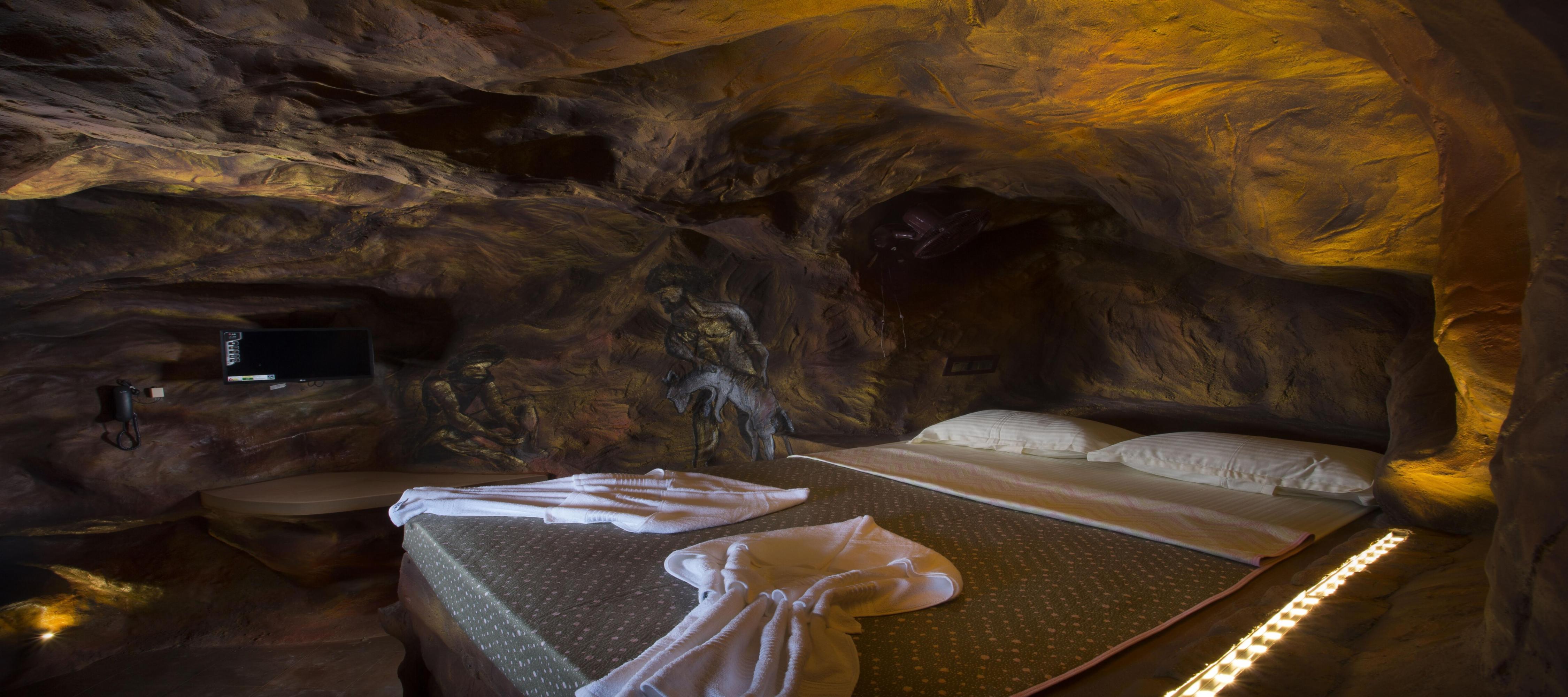 Foggy Knolls Resort Room Type - Premium Cave Room - Lithos