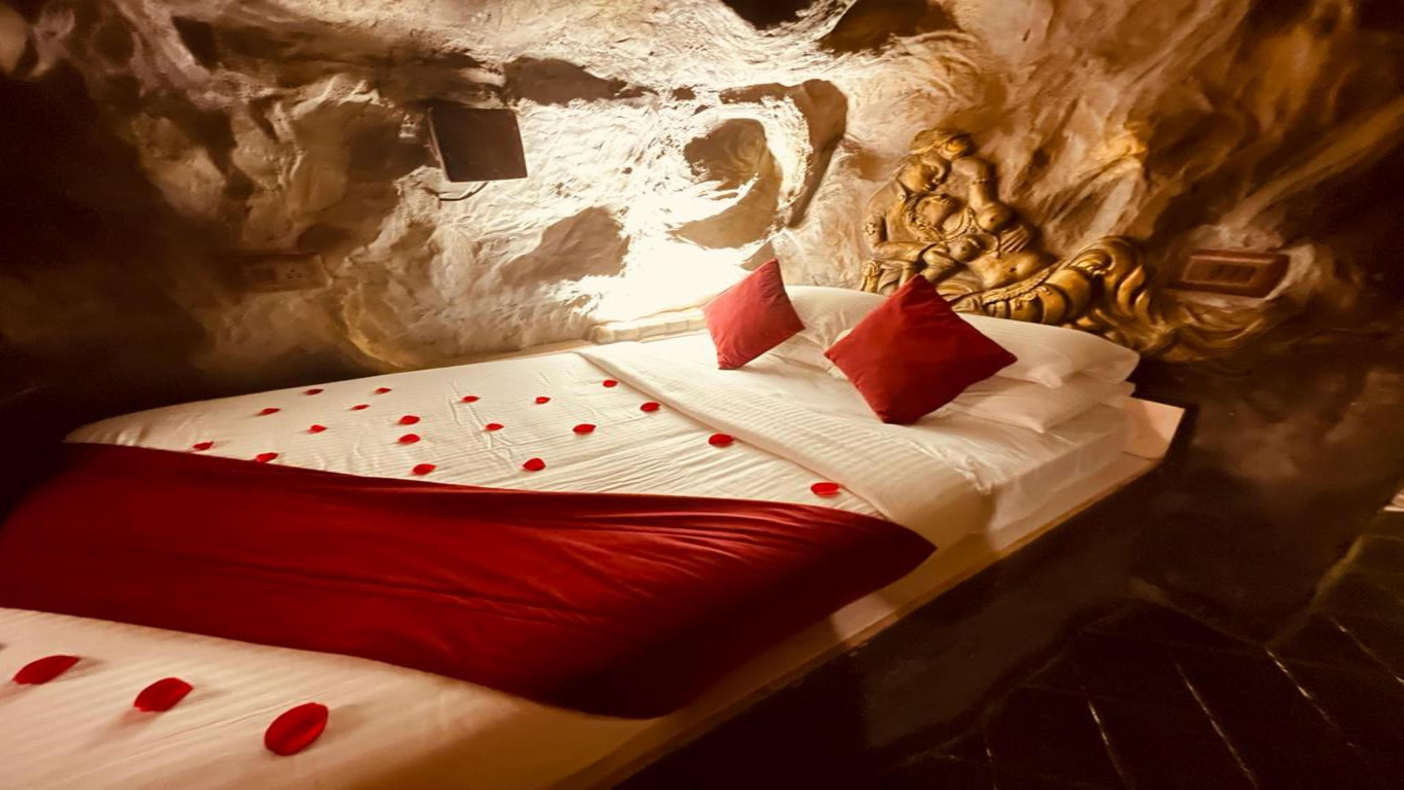 Foggy Knolls Resort Room Type - Premium Cave Room - Murus