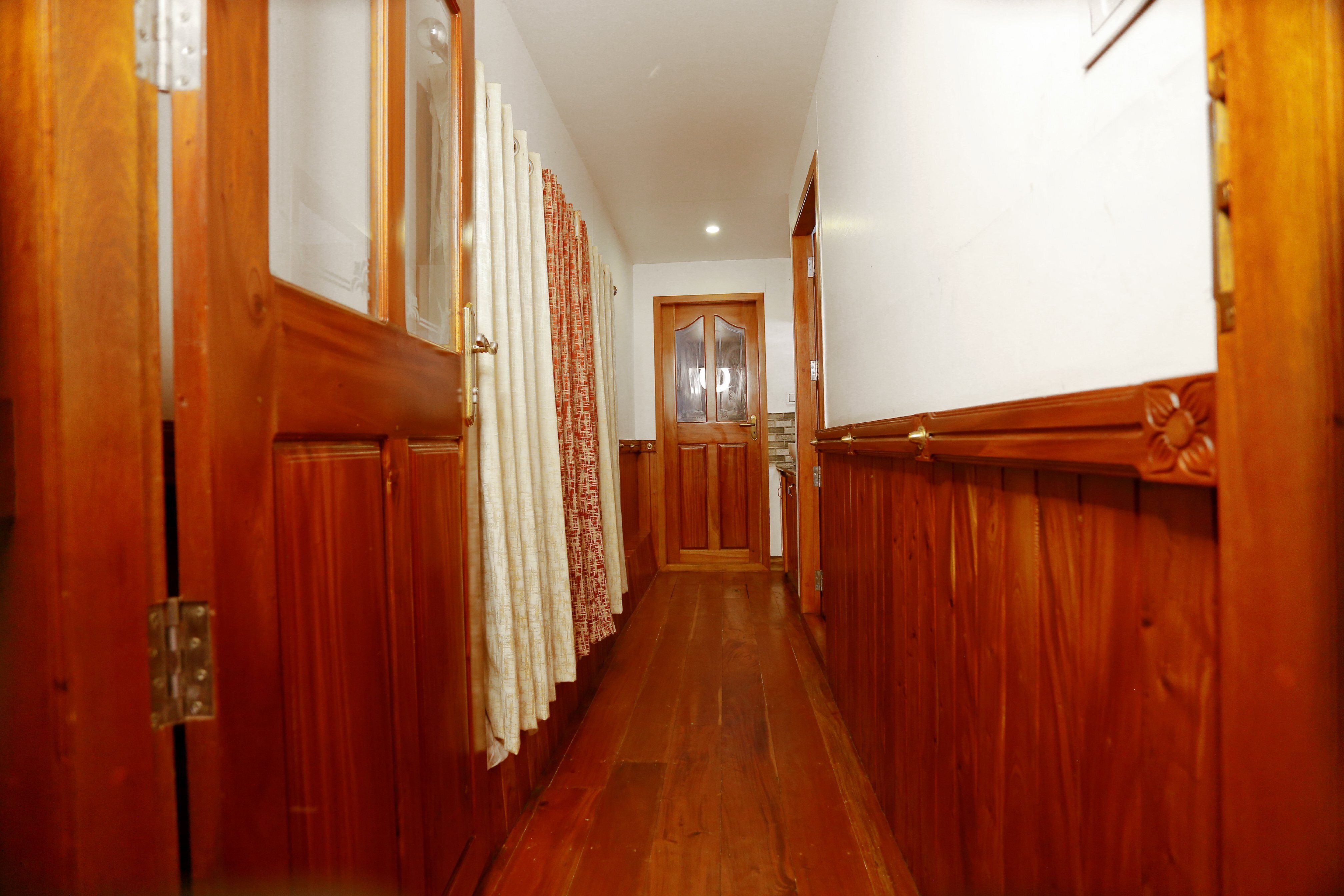 PMC Houseboat - Tap to explore photos