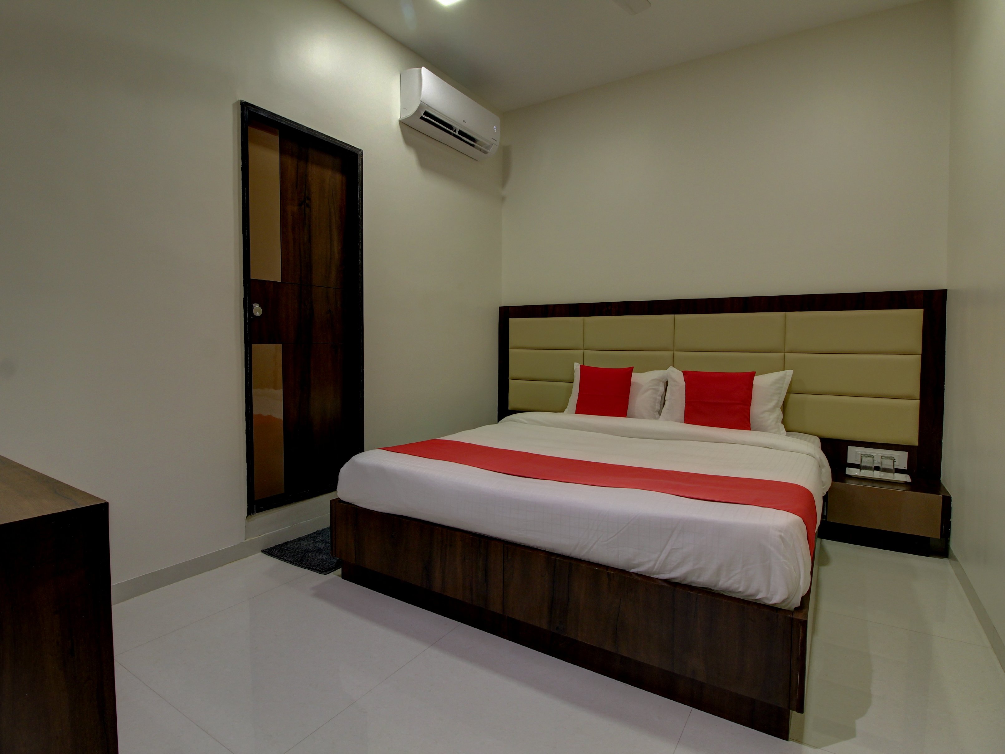 T M REGENCY Room Type - DELUXE KING