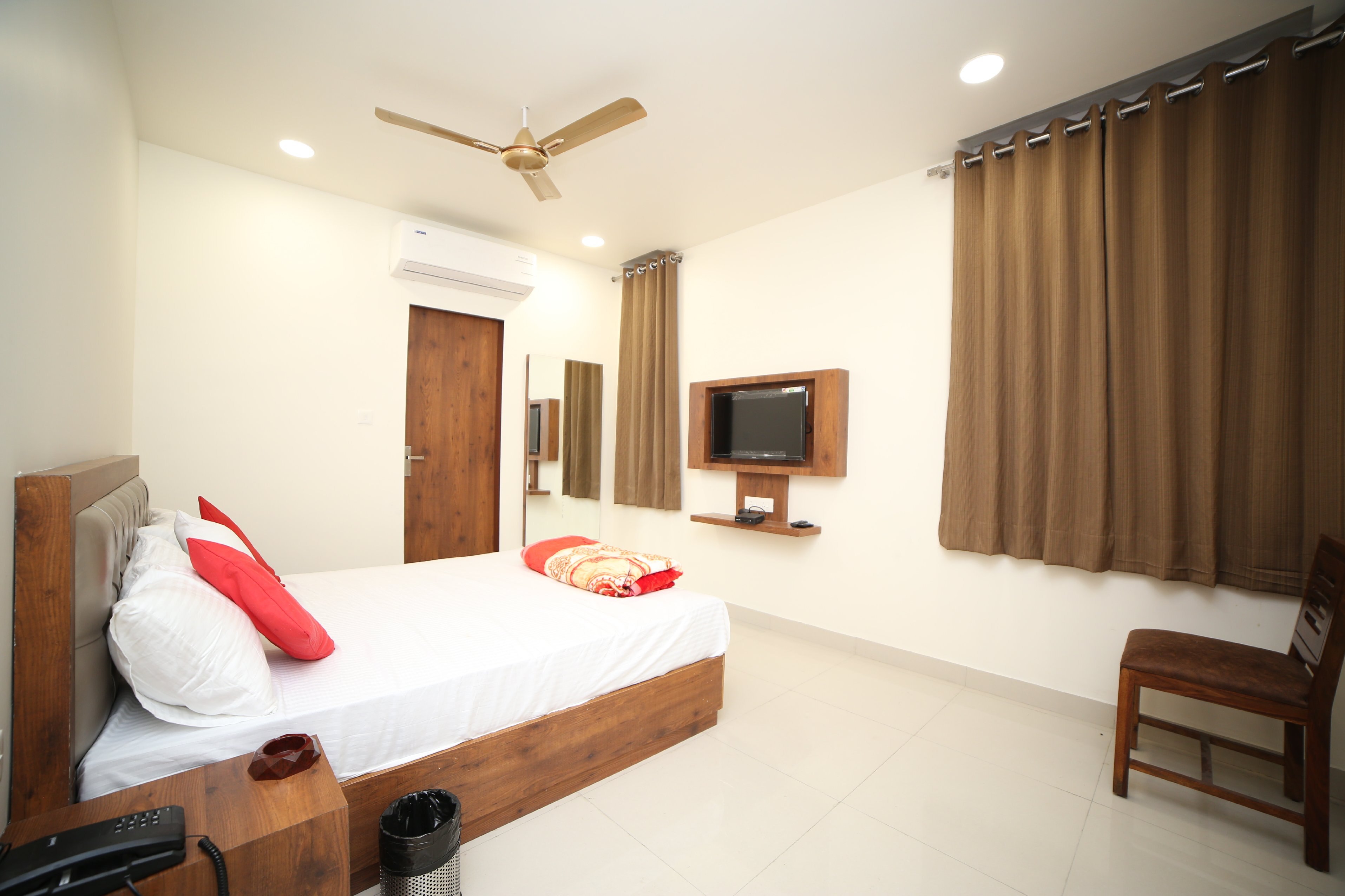 Hotel Devens - Tap to explore photos