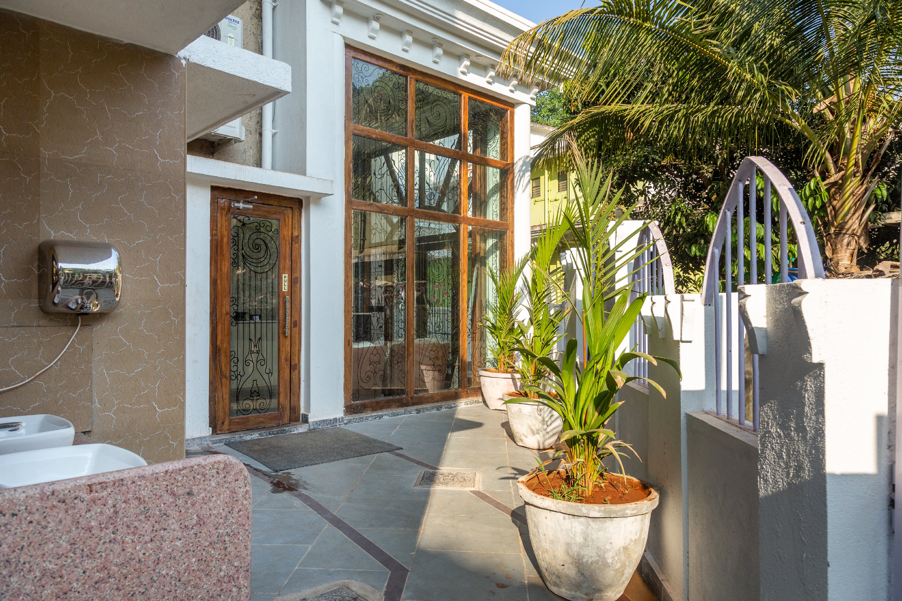 Q 23 Resort & Suites - Tap to explore photos