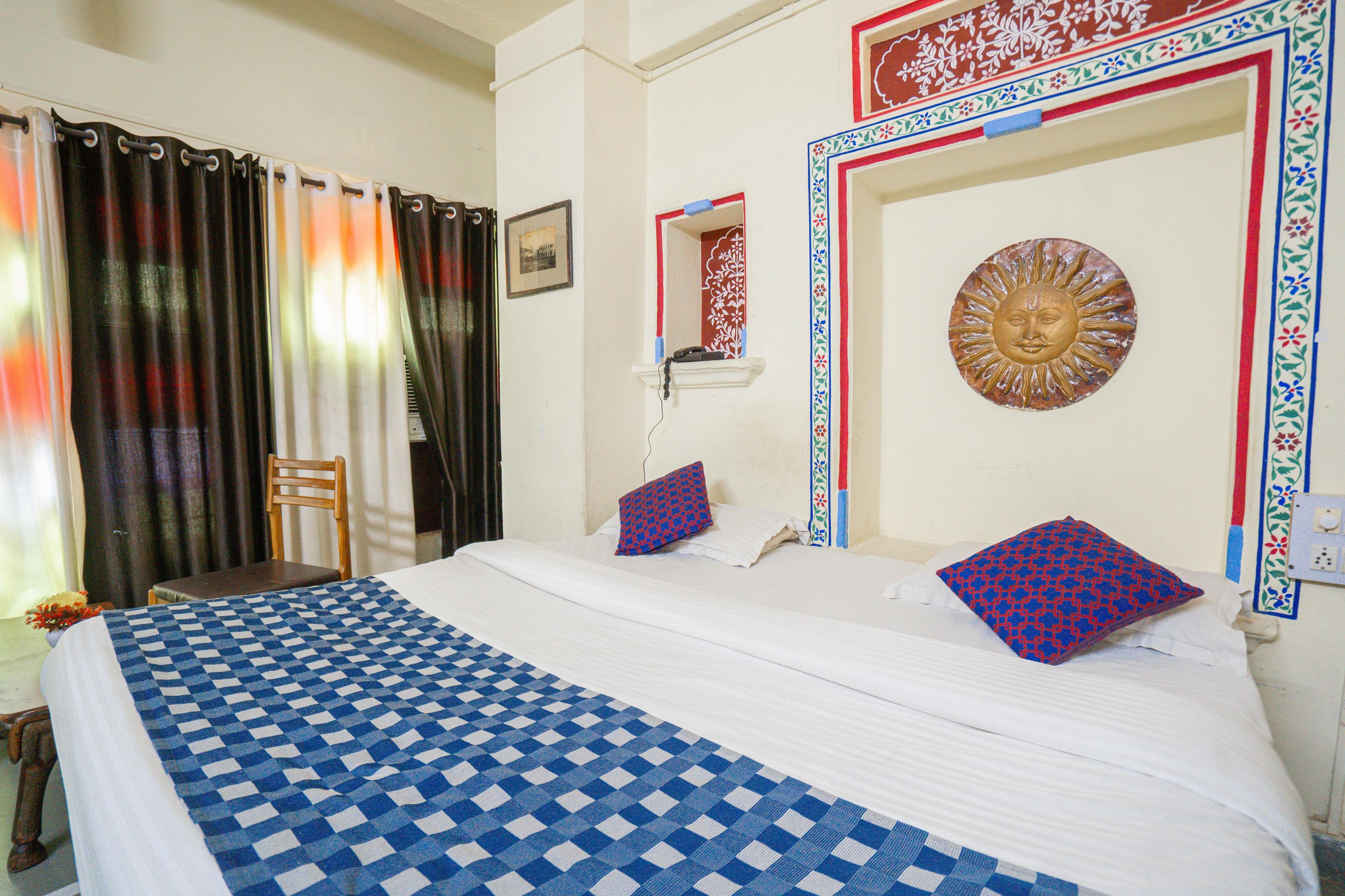 The Lake View Hotel - On Lake Pichola - Tap to explore photos