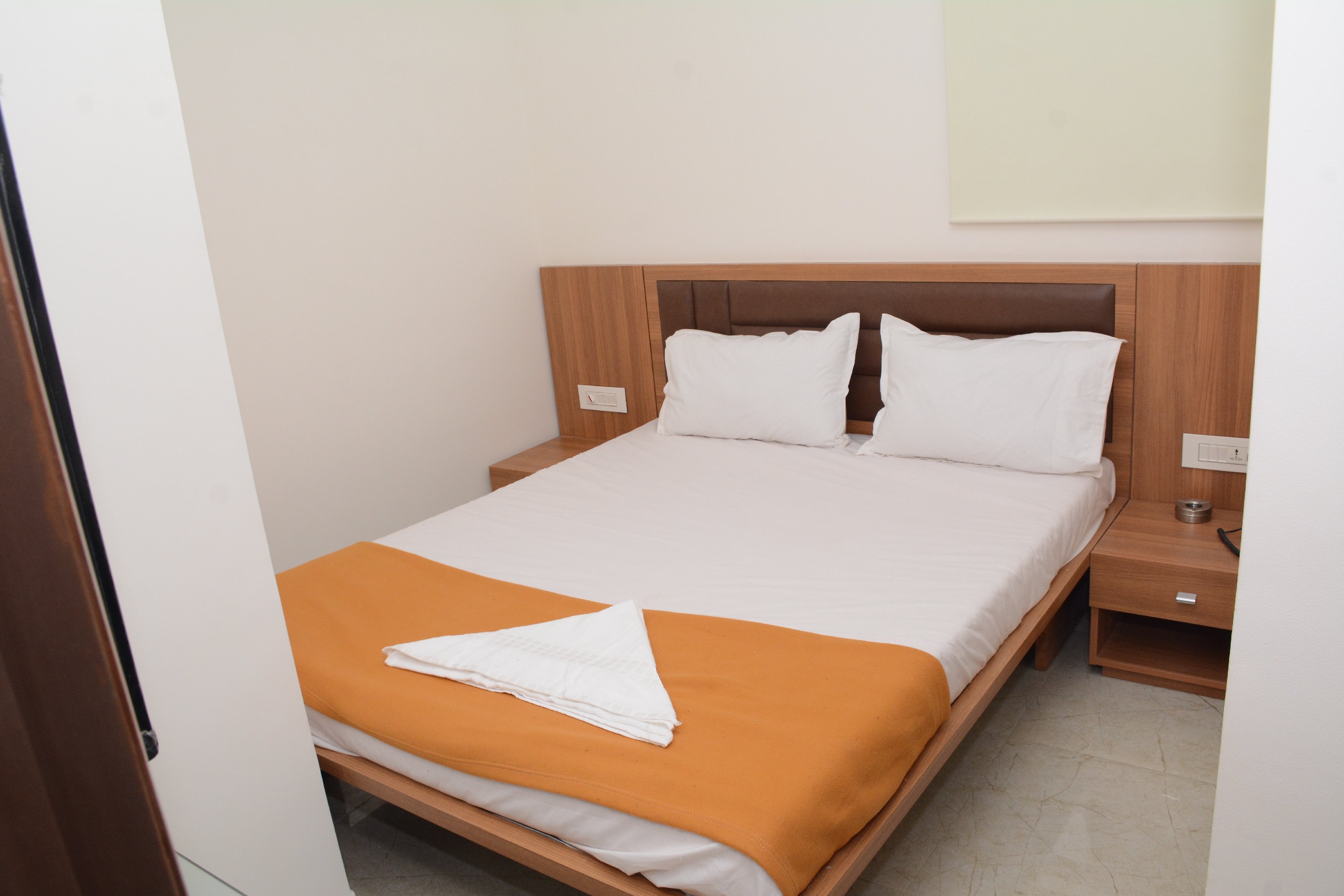 HOTEL BLUEBELL - Tap to explore photos