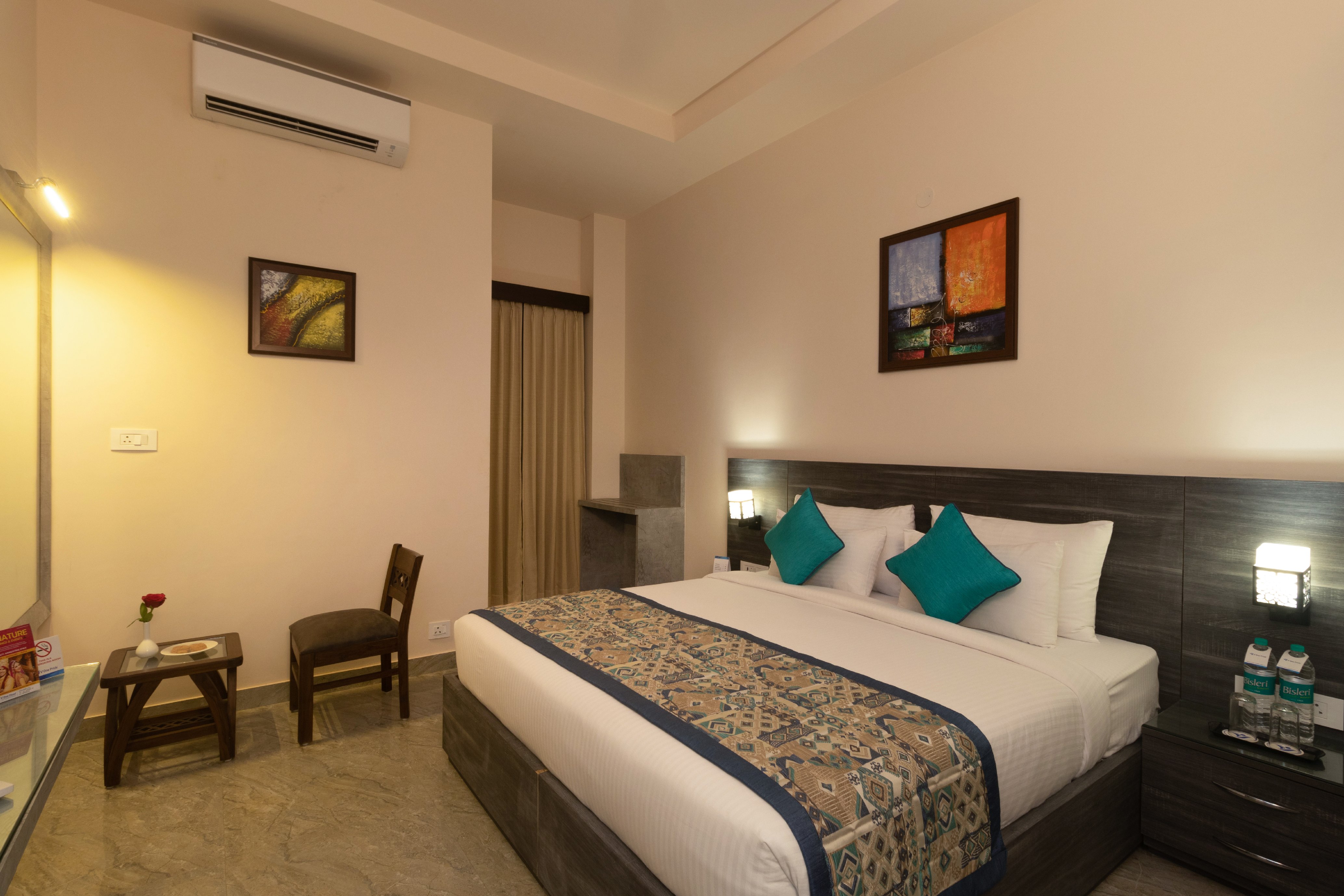 V One Pride Room Type - Deluxe Room