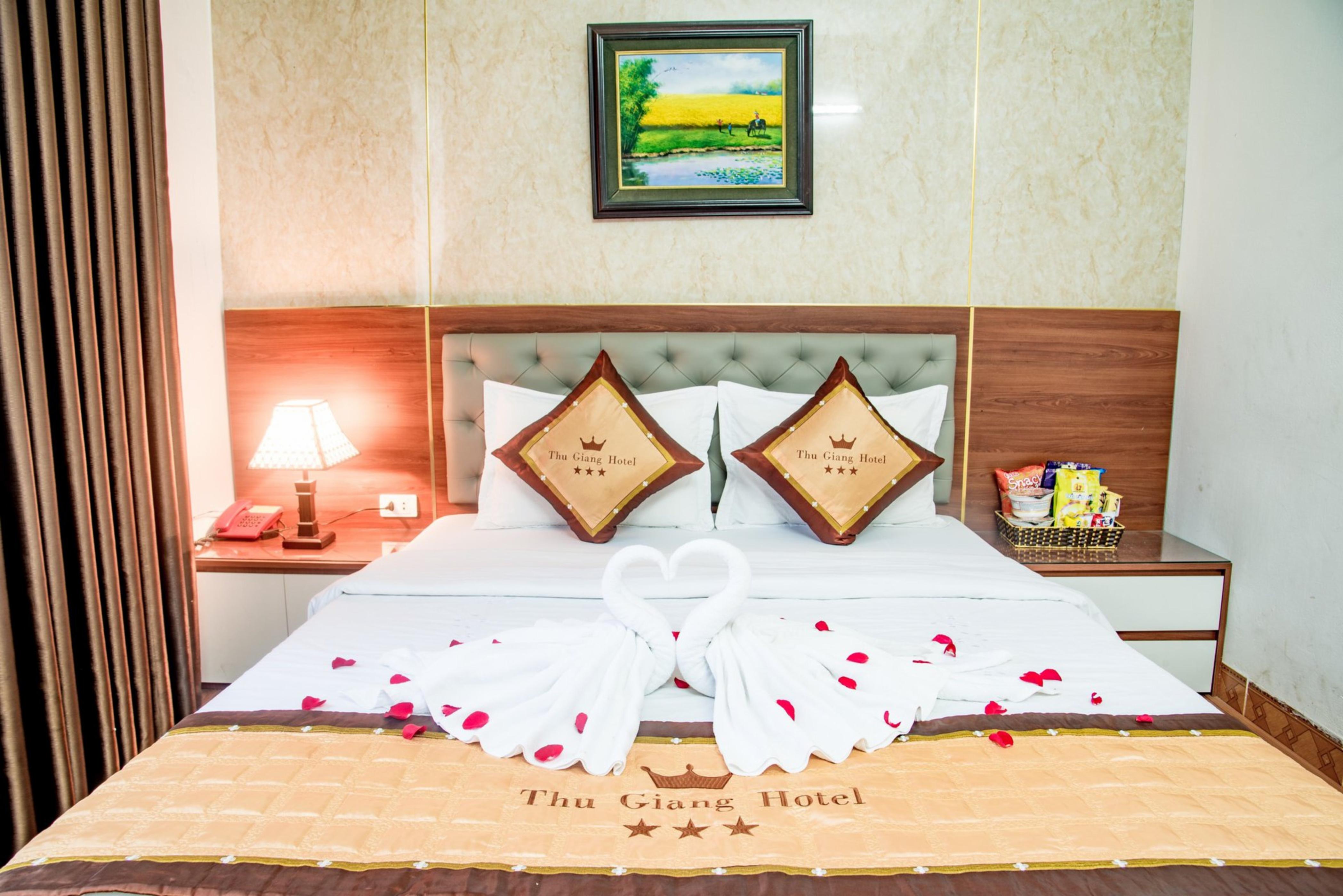 OYO 1143 Thu Giang Hotel - Tap to explore photos