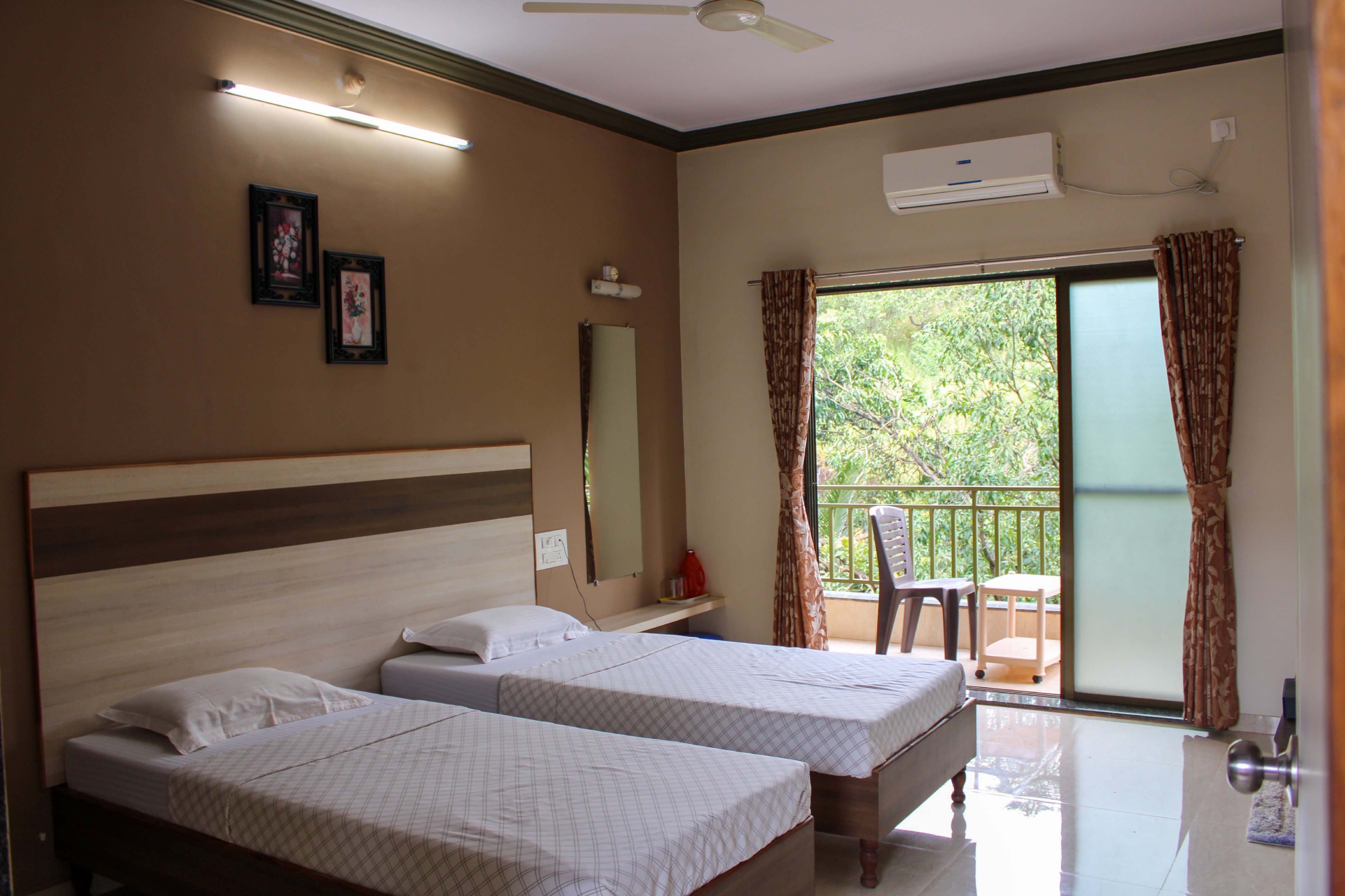 Hotel Abhishek Room Type - Deluxe non ac