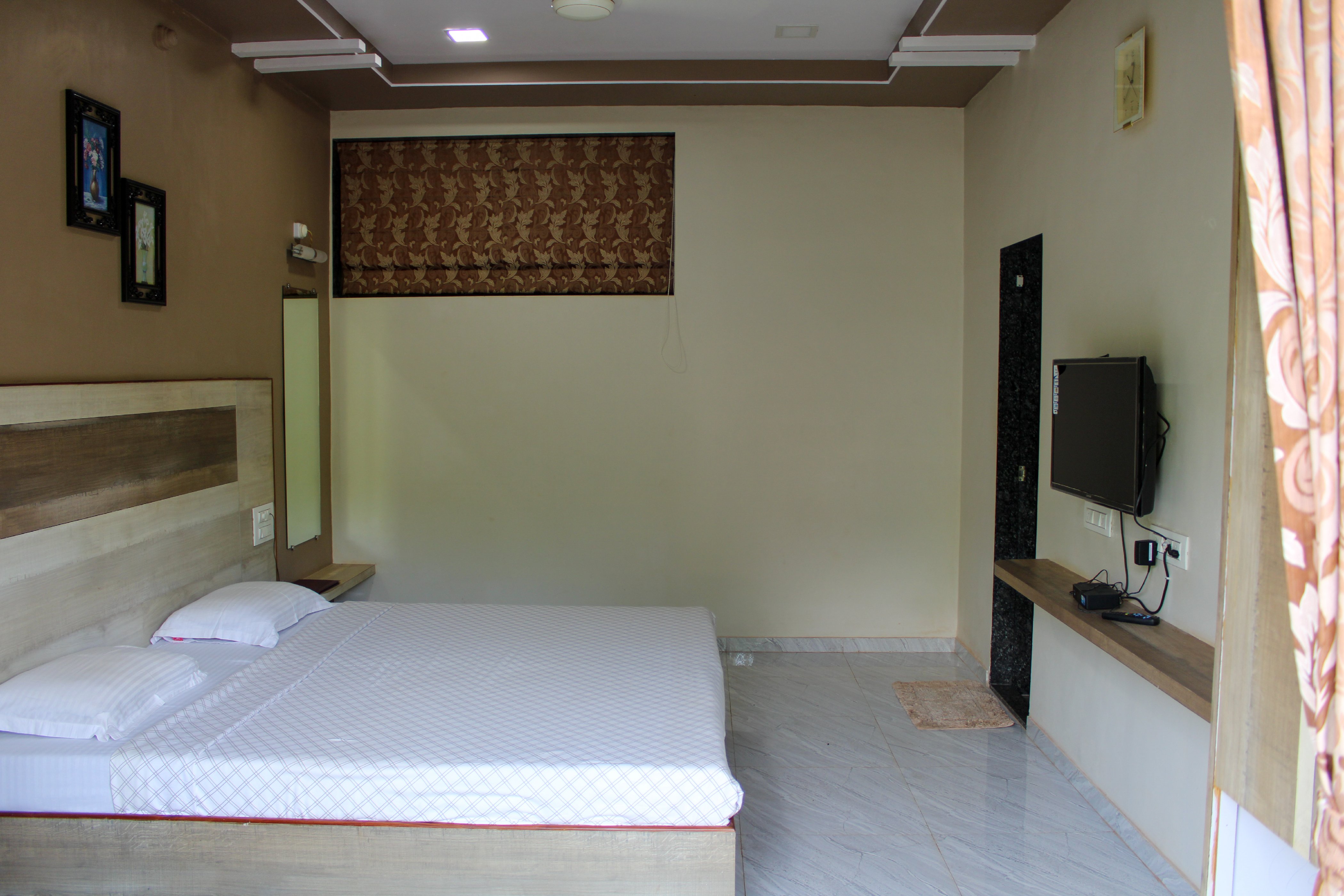 Hotel Abhishek Room Type - Suite NON AC ( 4 BEDDED )