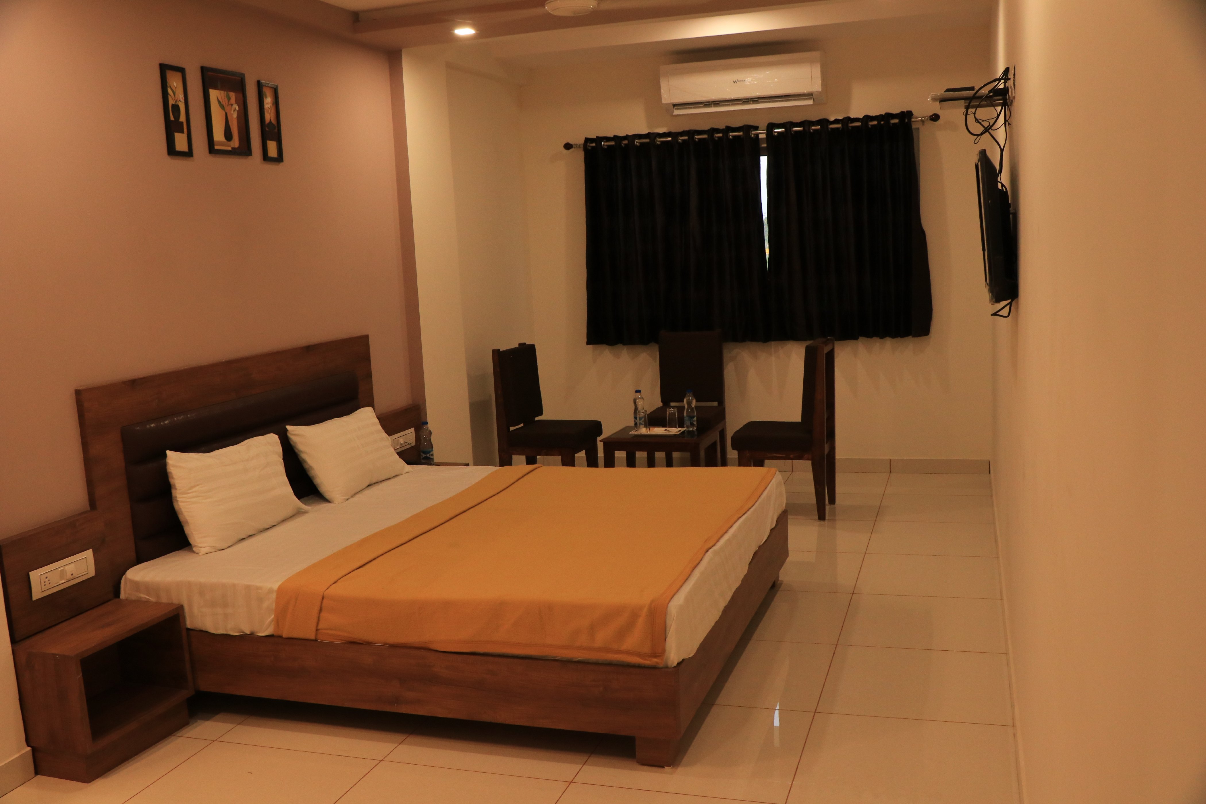 Hotel Viraj- Residency Room Type - DELUXE AC ROOM
