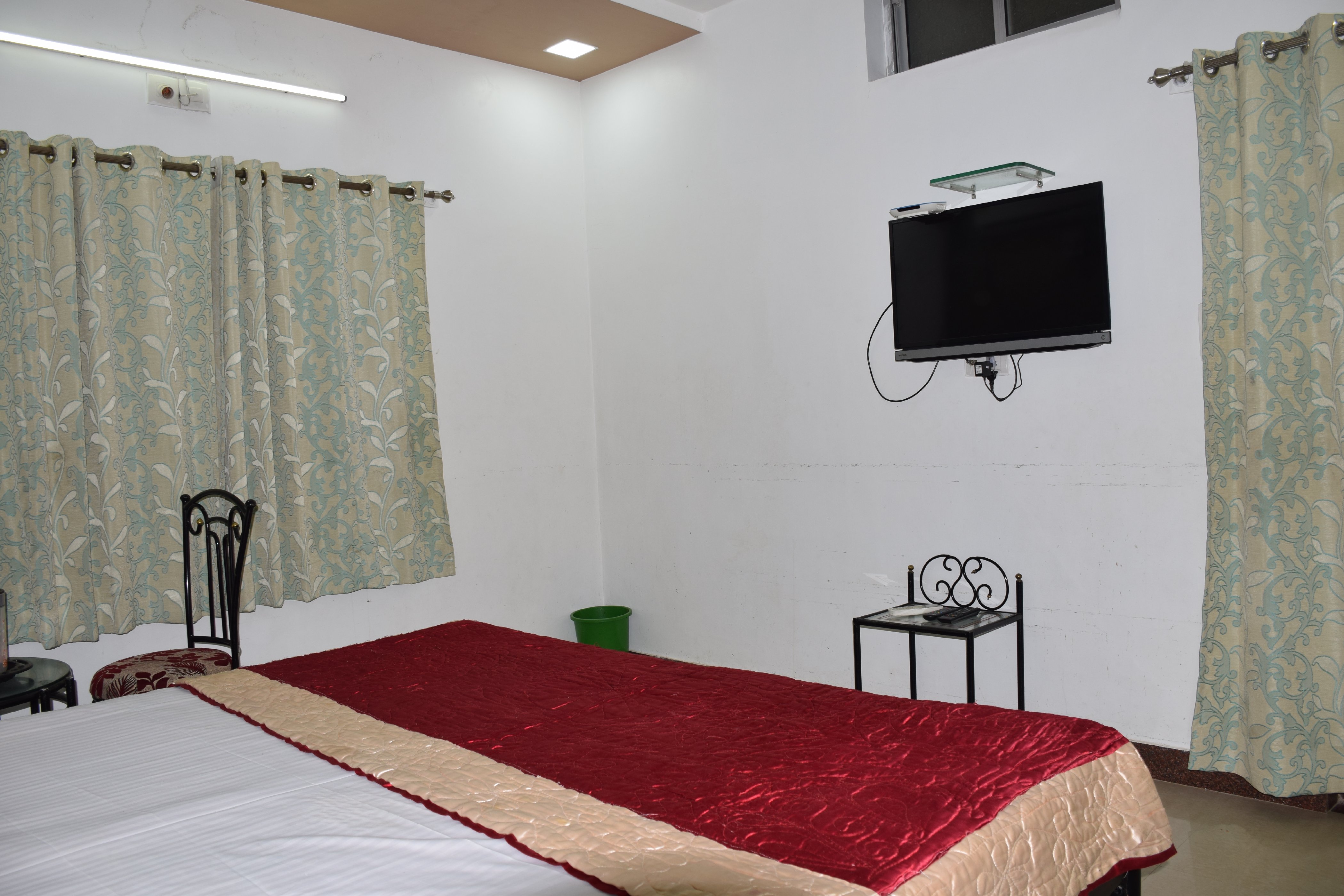 Deep Valley - Tap to explore photos