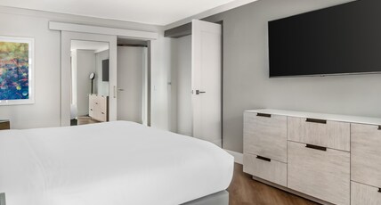 Hilton Grand Vacations Chicago Downtown Magnificent Mile Room Type - 1 BEDROOM KING