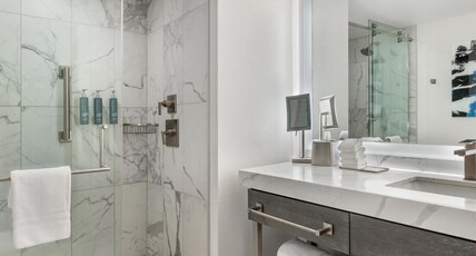 Hilton Grand Vacations Chicago Downtown Magnificent Mile Room Type - STUDIO KING PREMIER