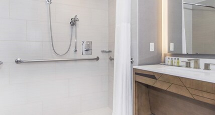 DoubleTree by Hilton Hotel Raleigh - Cary Room Type - 1 KG ACC RI SHWR NO SMOK