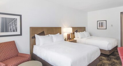 DoubleTree by Hilton Hotel Raleigh - Cary Room Type - 2QN MOB HEARING ACC TUB NS