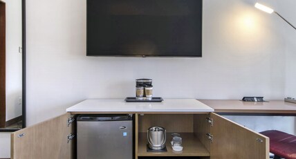 DoubleTree by Hilton Hotel Raleigh - Cary Room Type - 1 KING HEARING ACCESSIBLE