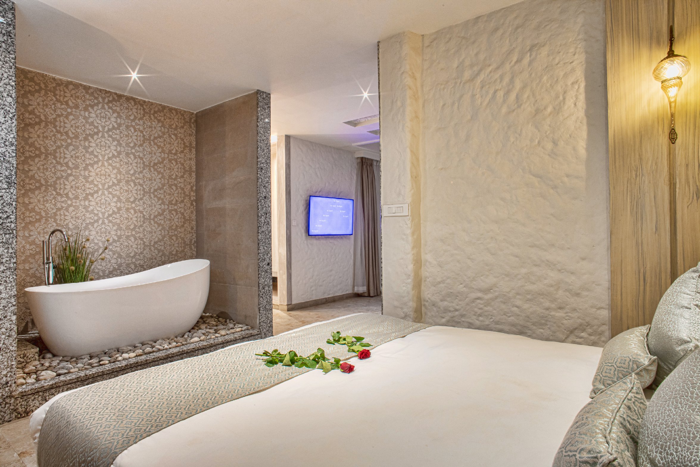 Arushi Boutique Hotel Room Type - Penthouse Suite with Bathtub