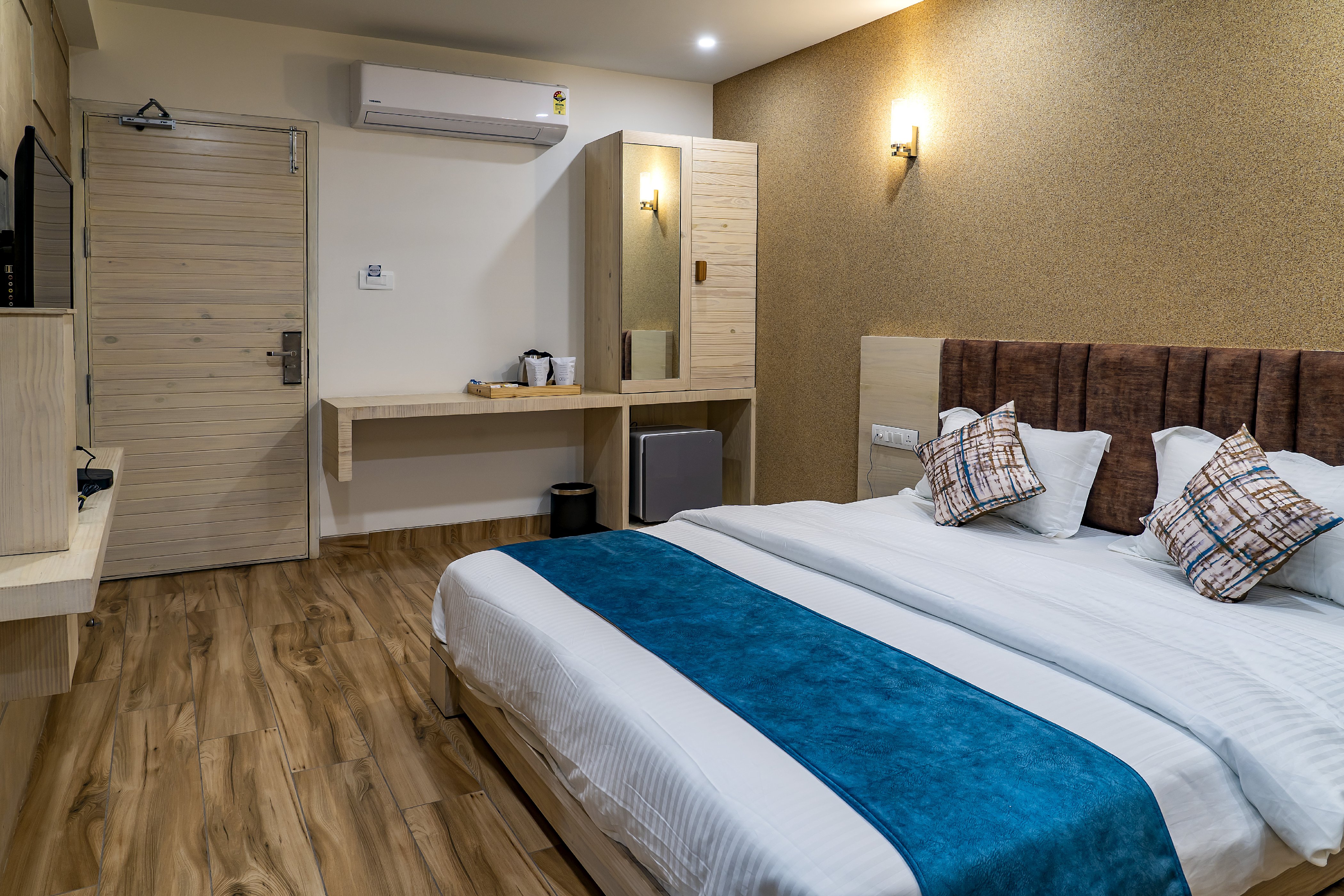 Hotel Pleasant Lake-Opp Kankaria Lake - Tap to explore photos