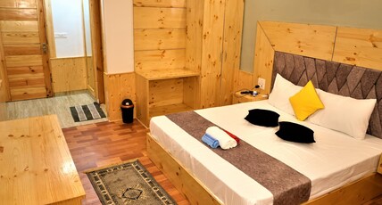 MOUNTAINS SHACK Room Type - Riverside Super Deluxe Room with Balcony