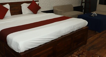 Hotel Aarkay Palace Room Type - Business Suite with Pool View and Access Hotel Aarkay Palace Room Type - Business Suite with Pool View and Access