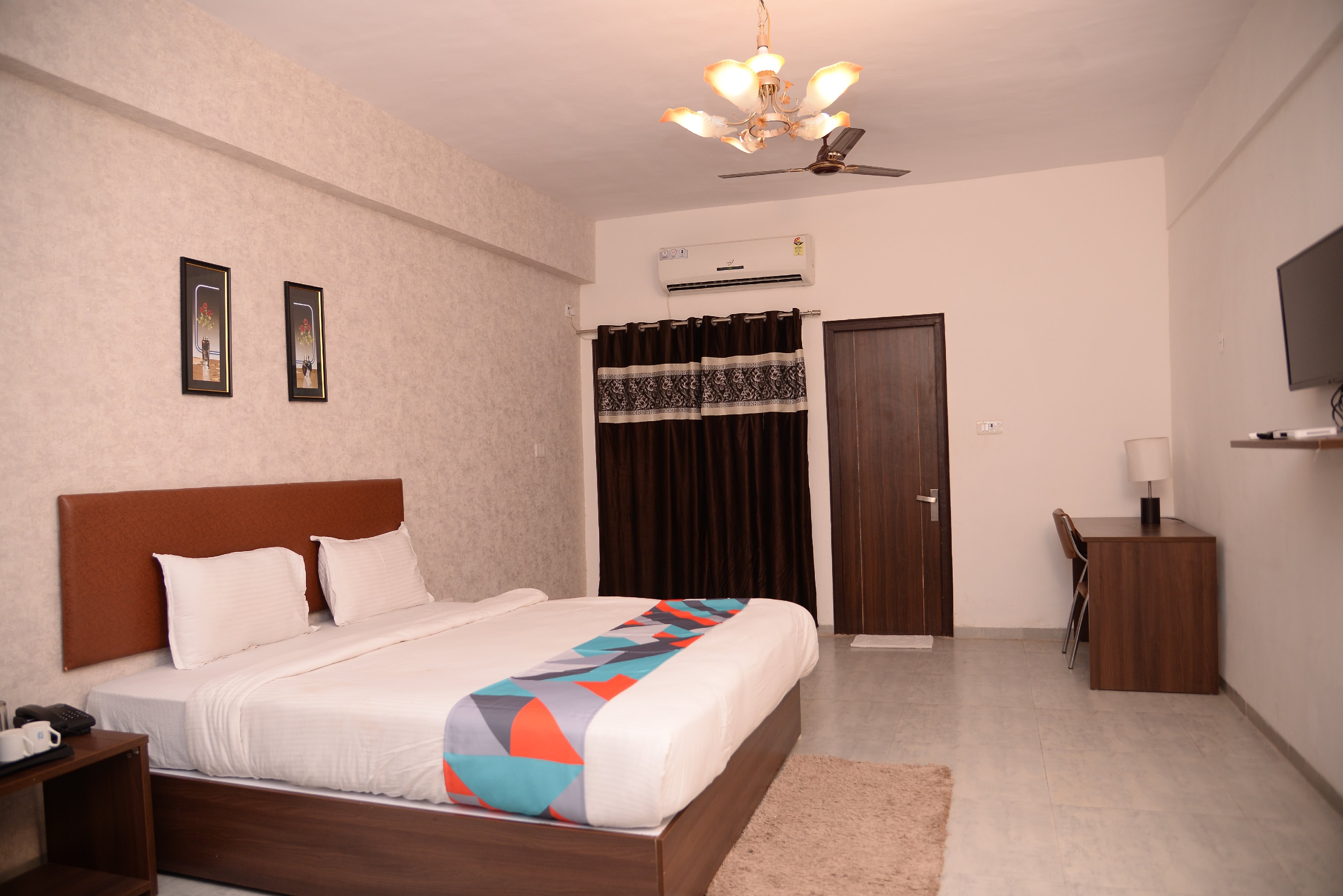 SAI MUKUT SERVICE APARTMENT - Tap to explore photos