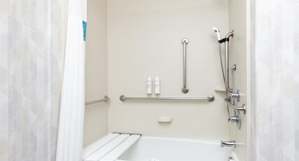 Hampton Inn and Suites Houston Pasadena Room Type - 1 KING ACC W TUB NON SMOK