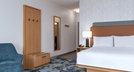 Hampton Inn and Suites Houston Pasadena Room Type - 1 QUEEN BED NON-SMOKING