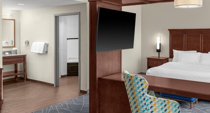 Hampton Inn & Suites - Coconut Creek, FL Room Type - 1KN STDO STE WHIRLPOOL NS