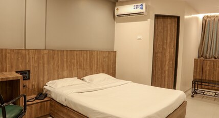 Pacific Inn Hotel Room Type - Deluxe Room