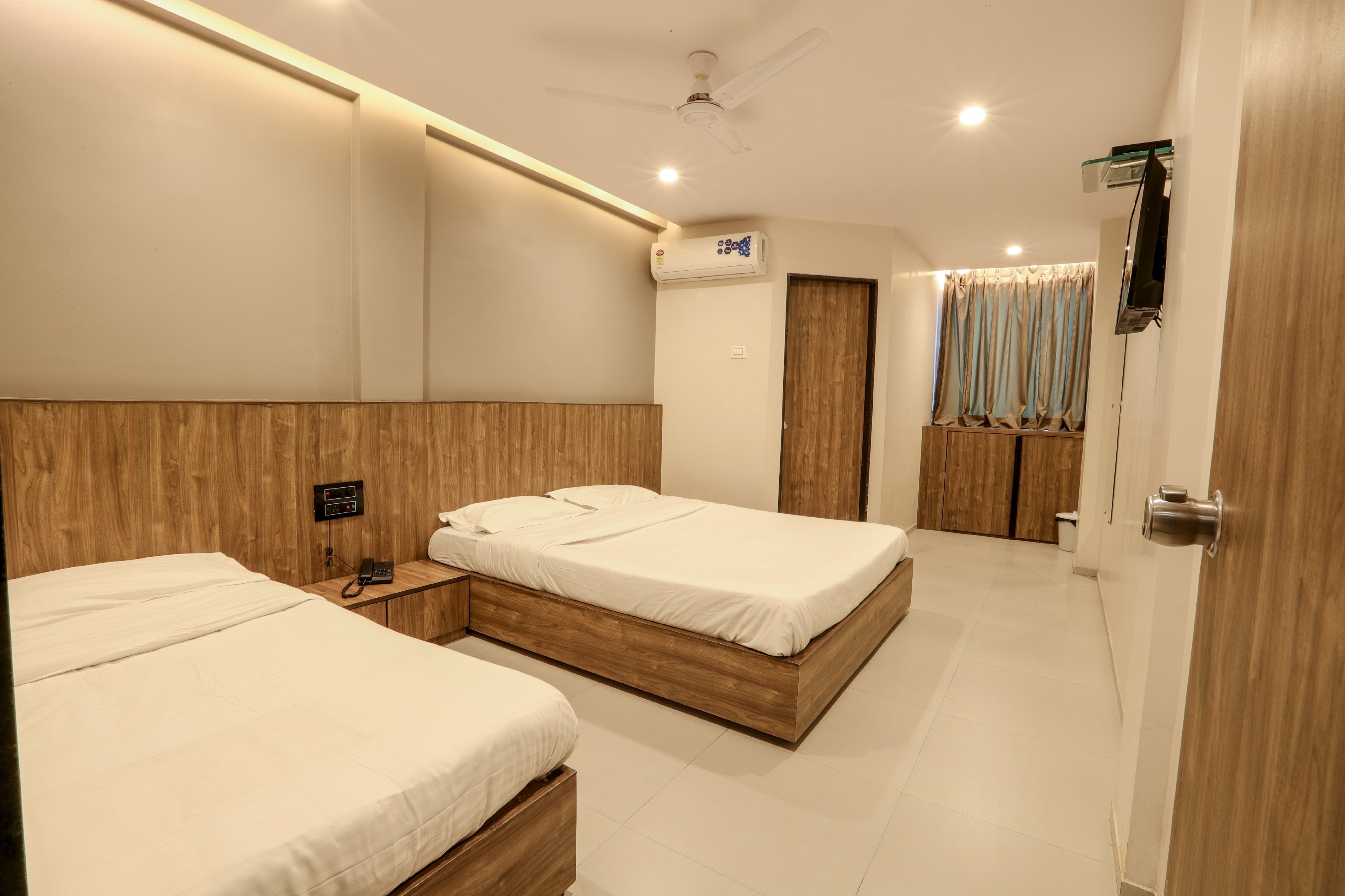 Pacific Inn Hotel Room Type - Deluxe Twin Room