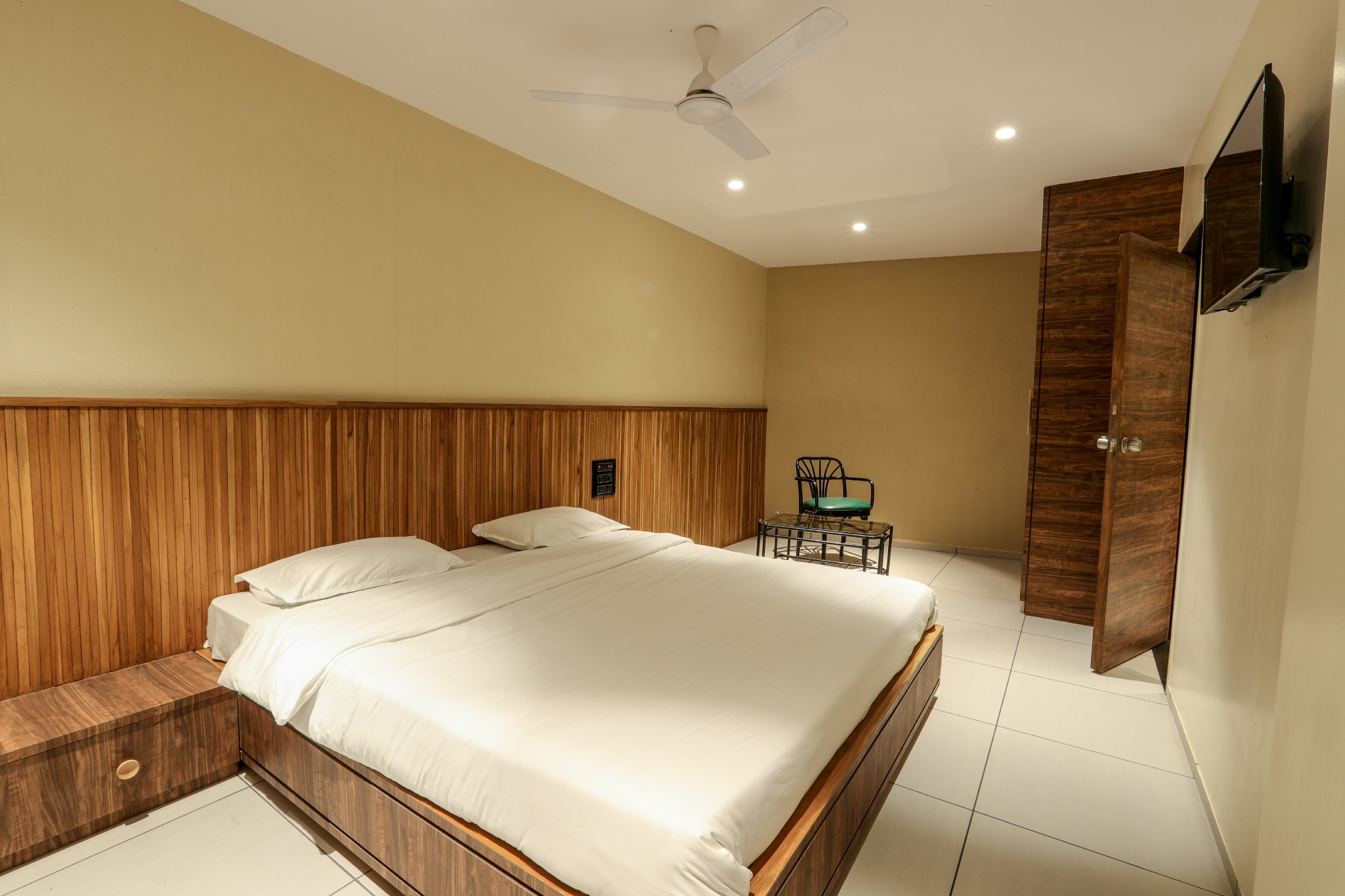 Pacific Inn Hotel Room Type - Deluxe Suite