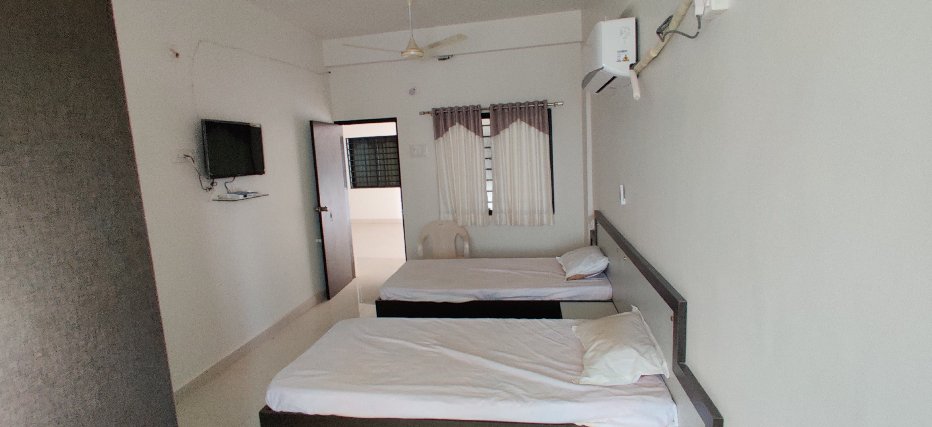 Hotel Baldev palace - Tap to explore photos